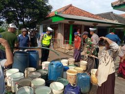 Polres Probolinggo Distribusikan 8.000 liter Air Bersih untuk Warga Terdampak Kekeringan di Lumbang