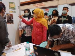 Gubernur Khofifah Tinjau Pelaksanaan Job Fair 2022
