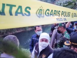 Gubernur Khofifah Tinjau Jembatan Gantung Putus