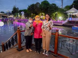 Gubernur Khofifah Ajak Penyandang Disabilitas Peserta Job Fair Nikmati Cantiknya Grahadi Malam Hari