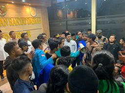 Penuhi Tuntutan Mahasiswa Tolak Kenaikan Harga BBM, Enam Dari Tujuh Fraksi DPRD Jember TandaTangan