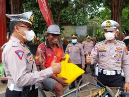 Polres Nganjuk Bagikan 100 Paket Bantuan Sosial Khusus untuk Sopir Angkutan Umum dan Pengemudi Ojek