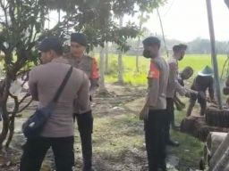 Tanggap Bencana, Satbrimob Polda Jatim Gelar Bhaksos di Lokasi Terdampak Puting Beliung