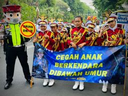 Roadshow 'Suroboyo Tertib Lalulintas' di Area Car Free Day Taman Bungkul