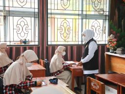 Gubernur Khofifah Raih Penghargaan Anugerah Pendidikan Indonesia dari Ikatan Guru Indonesia (IGI)