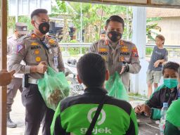 Laksanakan Program SEMANGAT, Polres Blitar Kota Beri Bantuan Sembako Driver Ojol
