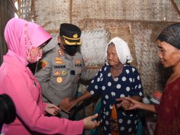 Polres Lamongan Bantu Bedah Rumah Mbok Inah