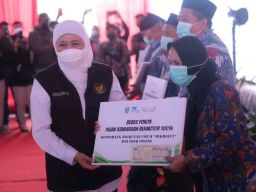 Gubernur Khofifah Salurkan Program Perlindungan Sosial Bagi Warga Terdampak Inflasi dan Kenaikan BBM