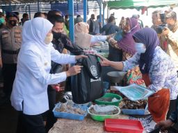 Kampung Nelayan di TPI Puger Jember Terima Program Perlindungan Sosial