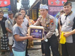 Polantas Polda Jatim Bersihkan Tempat Ibadah dan Berikan Bansos pada Masyarakat