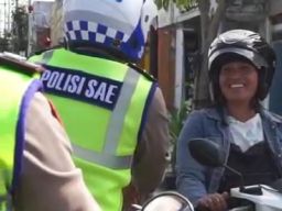 Ramah Ingatkan Pelanggar Lalu Lintas, Polisi Sae Polres Nganjuk Tuai Pujian