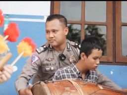 Ketika Anak Tuna Netra Belajar Reog Kepada Anggota Kepolisian Polres Ponorogo