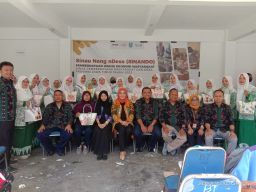 Muslimat Dan Fatayat Praktik Mewarnai Tas Di Peringatan HUT Jatim Ke-77 Di Bakorwil Malang