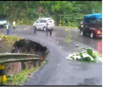 Hujan Terus Menerus Sebabkan Jalur Kumitir Banyuwangi-Jember Atas Patung Gandrung Longsor