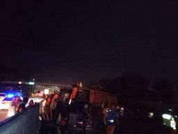 Diduga Mengantuk, Bus Pariwisata Tabrak Pembatas Jalan Di Tol Kejapanan