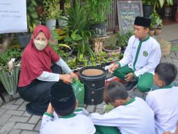 Siswa SMP Islam Krembung Sidoarjo Outing Class di Kampung Edukasi Sampah