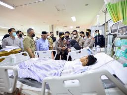 Jenguk Korban Tragedi Stadion Kanjuruhan di RS Saiful Anwar