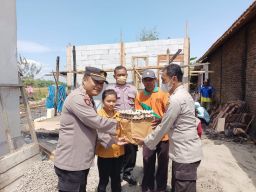 Polisi Galang Dana Bantu Perbaikan Rumah yang Terbakar Milik Buruh Tani di Nganjuk