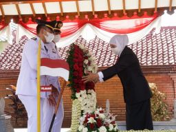 Gubernur Khofifah Pimpin Apel Ziarah di Makam Gubernur Soerjo