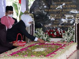 Ziarah ke Makam Bung Karno di Blitar Jelang HUT ke - 77 Provinsi Jatim, Jadi Energi Positif