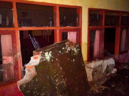 Akibat Hujan Deras dan Angin Kencang, Tembok SD di Jember Roboh dan Dua Ruang Kelas Rusak