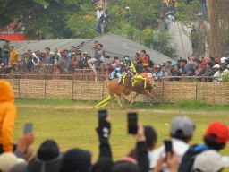Grand Final Karapan Sapi, Jadi Pelecut Bangkitnya Ekonomi dan Wisata Di Madura