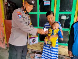 Wujud Kepedulian, Bhabinkamtibmas Polsek Nganjuk Kota Bagikan Sembako kepada Warga yang Sakit