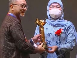 Gubernur Khofifah Terima Penghargaan Primaniyarta, Kepala Daerah Pendukung Ekspor Paling Berprestasi