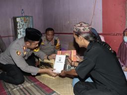 Kapolres Jombang Berikan Santuan Kepada Korban Tragedi Kanjuruhan