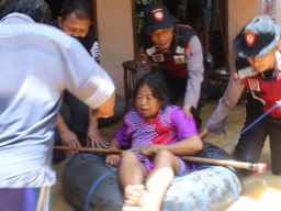 Tim SAR Polres Tulungagung Berhasil Mengevakuasi Pasutri Lansia yang Terjebak Banjir