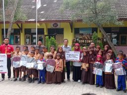 Donasi Konsumen Alfamart Gelontor Ratusan Tas Sekolah