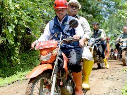 Wagub Jabar Tinjau dan Serahkan Bantuan kepada Warga Terdampak Bencana Longsor di Ciamis