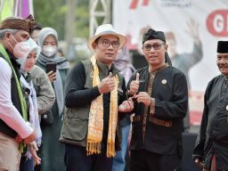 Empat Desa Naik Kelas, Gubernur Ridwan Kamil Serahkan Empat Maskara