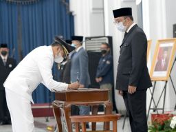 Ridwan Kamil Lantik Ngatiyana sebagai Wali Kota Cimahi Definitif Sisa Masa Jabatan 2017-2022
