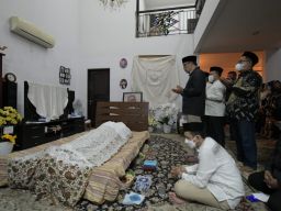 Ridwan Kamil Takziah ke Rumah Ayahanda Emil Dardak