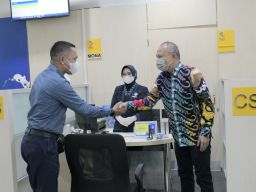 Sekda Jabar Berikan Hadiah Pada Pelanggan bank bjb Batam