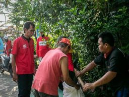 Kerja Bakti di Kampung Padat Penduduk, Kader PDIP Surabaya Bantu Keluarga Balita Stunting