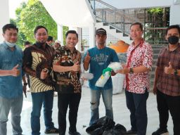 Terima Bantuan Jaring 18 Paket, KUB Nelayan Surabaya Utara: Terimakasih Abdul Ghoni..