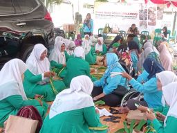 Sinando Latih Fatayat Dan Muslimat Produksi Tas Anyaman