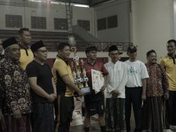 Final Kejuaraan Futsal antar Ponpes dihibur eksebisi futsal Polisi vs Pengasuh Pondok