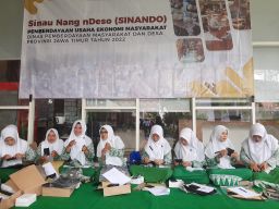 Bakorwil Bojonegoro dan Sinando Latih Fatayat Membuat Tas Pesta Kain Tenun