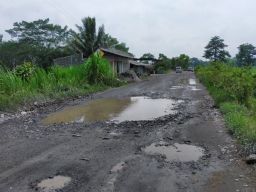 Miris, Anggaran Pemerintah Kabupaten Blitar Tidak Cukup Untuk Perbaikan Jalan Rusak