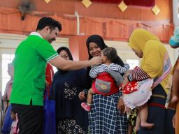 Wagub Emil Dardak Salurkan Zakat Produktif Dalam Rangkaian Peringatan Hari Jadi ke-77 Provinsi Jatim