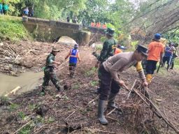 Sinergitas Polres Magetan Bersama Masyarakat Bersihkan Sungai Ngelang Minimalisir Banjir