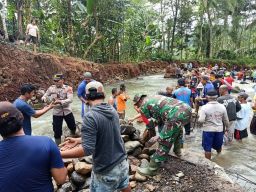 POLRI, TNI dan Warga Trenggalek Gotong Royong Bangun Tanggul Sungai Antisipasi Banjir Susulan