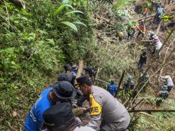 Kompak, Polres Batu Bersama Kodim 0818 dan Warga Bersihkan Material Longsor