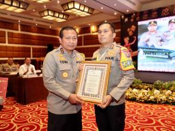 Lomba Video HUT Humas Polri Ke-71, Polres Bojonegoro Terima Penghargaan dan Tropy