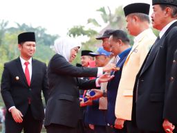 Tiga Belas Tokoh Masyarakat Jawa Timur Terima Lencana Jer Basuki Mawa Beya