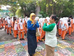 Ratusan Anak Didik SMPN 3 Porong Dikenalkan Kelola Sampah di Kampung Edukasi Sampah