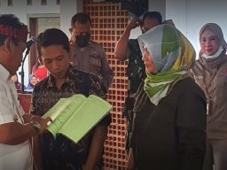 Plt Bupati Nganjuk Kembali Bagikan Sertifikat Program PTSL Tahun 2022 Untuk Warga